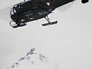 Hubschrauber und Alpinsoldaten suchen nach Lawinengefahren. (Bild öffnet sich in einem neuen Fenster)