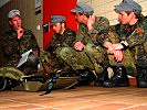 Deutsche Gebirgssoldaten bei der Ausbildung am Rettungsgerät UT2000. (Bild öffnet sich in einem neuen Fenster)