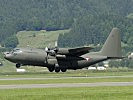 Die Übung beginnt: Eine C-130 "Hercules" fliegt Truppen ein.