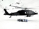 Transporthubschrauber S-70 "Black Hawk" unterstützen die Gebirgssoldaten. (Bild öffnet sich in einem neuen Fenster)