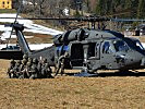 Eine Jägergruppe landet im Gebirge mit einem S-70 "Black Hawk" an. (Bild öffnet sich in einem neuen Fenster)