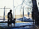 Wachhunde der Militärhundestaffel bei der Sicherung eines Schutzobjektes. (Bild öffnet sich in einem neuen Fenster)
