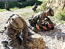 Übung: Ein Soldat wird verwundet - der "Combat Medic" wird gerufen. (Bild öffnet sich in einem neuen Fenster)