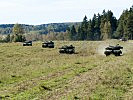 Die Kampfpanzer "Leopard" brausen über das Gefechtsfeld. (Bild öffnet sich in einem neuen Fenster)