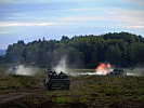 "Leopard"-Panzer im Feuergefecht. (Bild öffnet sich in einem neuen Fenster)
