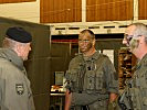 Der Streitkräftekommandant im Gespräch mit Soldaten der Vierten. (Bild öffnet sich in einem neuen Fenster)