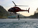 Absprung aus dem Hubschrauber, um Leben zu retten. (Bild öffnet sich in einem neuen Fenster)