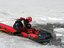 Auch der Winter sorgt für Gefahr am Wasser: Ein Eisretter bei der Bergung. (Bild öffnet sich in einem neuen Fenster)