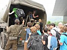 Milizsoldaten evakuieren Schüler in Kufstein.