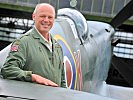 Stephen Stead und seine Supermarine Spitfire Maschine.