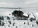 Ein Transporthubschrauber Agusta Bell 212 bei der Anlandung im Gebirge. (Bild öffnet sich in einem neuen Fenster)