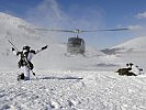 Einsatz im Gebirge: Hubschrauber unterstützen die Soldaten. (Bild öffnet sich in einem neuen Fenster)
