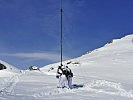 Antennenbau im Hochgebirge - Fernmelder stelllen die Verbindung sicher. (Bild öffnet sich in einem neuen Fenster)