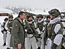 Generalleutnant Reißner im Gespräch mit den Soldaten. (Bild öffnet sich in einem neuen Fenster)