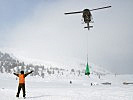 Nach Übungsende wird Material mit Hubschraubern ins Tal zurück geflogen. (Bild öffnet sich in einem neuen Fenster)