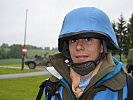 Eine Studierende ausgerüstet als UN-Mitarbeiterin.