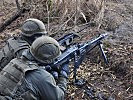 Ein MG-Trupp sichert das Vorgehen der Soldaten. (Bild öffnet sich in einem neuen Fenster)