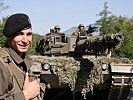 Korporal René Kyselka vor seinem "Leopard" 2A4.