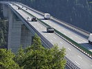 Ein seltener Anblick: eine Panzerkolonne auf der Europabrücke in Tirol. (Bild öffnet sich in einem neuen Fenster)