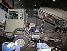 Ein Rekrut repariert einen Kipper-LKW. (Bild öffnet sich in einem neuen Fenster)