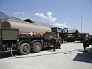 Eine mobile Tankstelle des Bundesheeres bringt den Treibstoff. (Bild öffnet sich in einem neuen Fenster)