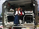 Echte Tirolerinnen und Tiroler im Sanitätswagen des Bundesheeres. (Bild öffnet sich in einem neuen Fenster)