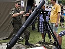Ein Milizsoldat erklärt den schweren Granatwerfer. (Bild öffnet sich in einem neuen Fenster)