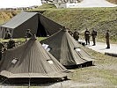 Die Santitätstrupps errichten Zelte für die Feldambulanz. (Bild öffnet sich in einem neuen Fenster)