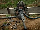 Ein Soldat der Miliz bedient ein überschweres Maschinengewehr. (Bild öffnet sich in einem neuen Fenster)