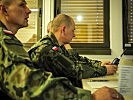 Polnische Soldaten machen sich mit den Funkgeräten vertraut. (Bild öffnet sich in einem neuen Fenster)