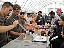 Soldaten geben Essen an Flüchtlinge aus. (Zum Vergößern ancklicken!)
