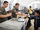 Seit Mitte August versorgen Soldaten Flüchtlinge mit Essen. (Bild öffnet sich in einem neuen Fenster)
