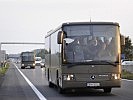 Bis zu 29 Militärbusse transportieren die Flüchtlinge. (Bild öffnet sich in einem neuen Fenster)