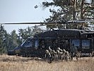 Ein Transporthubschrauber S-70 "Black Hawk" bringt zusätzliche Soldaten. (Bild öffnet sich in einem neuen Fenster)
