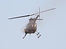 Ein bewaffneter Verbindungshubschrauber OH-58 gibt Feuerunterstützung. (Bild öffnet sich in einem neuen Fenster)