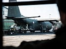 Eine C-130 "Hercules" wird in Österreich beladen und betankt. (Bild öffnet sich in einem neuen Fenster)
