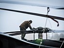 Ein Techniker kontrolliert den Rotor eines "Black Hawk". (Bild öffnet sich in einem neuen Fenster)