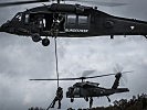 Belgische Soldaten seilen sich aus zwei "Black Hawk"-Helikoptern ab. (Bild öffnet sich in einem neuen Fenster)