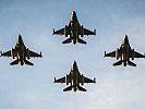 Vier belgische F-16 donnern über die "Air-Base" in Florennes. (Bild öffnet sich in einem neuen Fenster)
