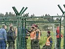 Die Soldaten an der Grenze kontrollieren jeden Flüchtling. (Bild öffnet sich in einem neuen Fenster)