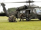 "Black Hawk" bringen Soldaten zu ihrem Einsatzort. (Bild öffnet sich in einem neuen Fenster)