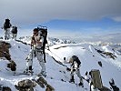 Die Wettkämpfer auf der Strecke durch die verschneiten Tuxer Alpen.