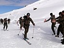 Die siegreiche Mannschaft der Schweizer Gebirgssoldaten beim Zieleinlauf. (Bild öffnet sich in einem neuen Fenster)