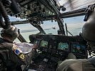 Aus dem Cockpit eines "Black Hawk". (Bild öffnet sich in einem neuen Fenster)