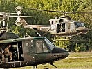 Zwei Hubschrauber heben zum Einsatz ab. (Bild öffnet sich in einem neuen Fenster)