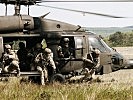Weitere Soldaten sitzen aus einem "Black Hawk" ab. (Bild öffnet sich in einem neuen Fenster)