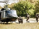 Hubschrauberbesatzung und Spezialeinsatzkräfte - ein Team. (Bild öffnet sich in einem neuen Fenster)