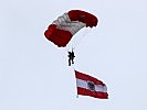 Ein Fallschirmspringer mit der österreichischen Flagge. (Bild öffnet sich in einem neuen Fenster)