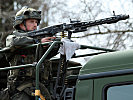 Ein Maschinengewehrschütze sichert die Truppe im Verfügungsraum. (Bild öffnet sich in einem neuen Fenster)