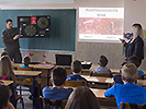 Österreichische LOT-Soldaten bei Mine Risk Education an einer Schule